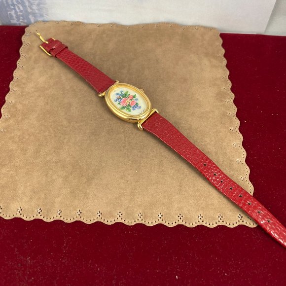 Vintage Flowers on Valentines by Avon Gold Tone Watch with a Rose Bouquet - Picture 7 of 9